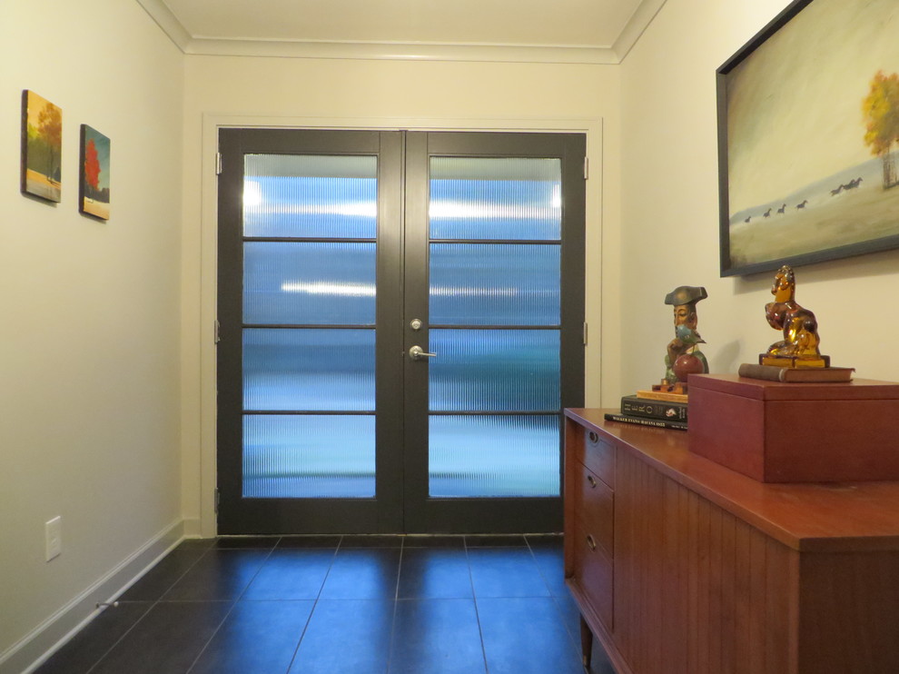 Modernes Foyer mit weißer Wandfarbe, Porzellan-Bodenfliesen, Doppeltür und Haustür aus Glas in Atlanta