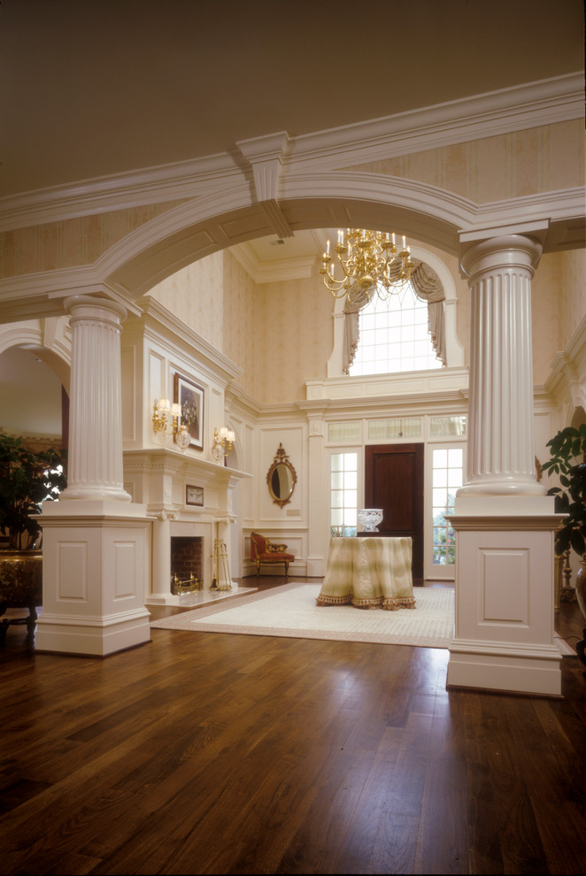 Geräumiges Klassisches Foyer mit beiger Wandfarbe, braunem Holzboden, Einzeltür und hellbrauner Holzhaustür in Washington, D.C.