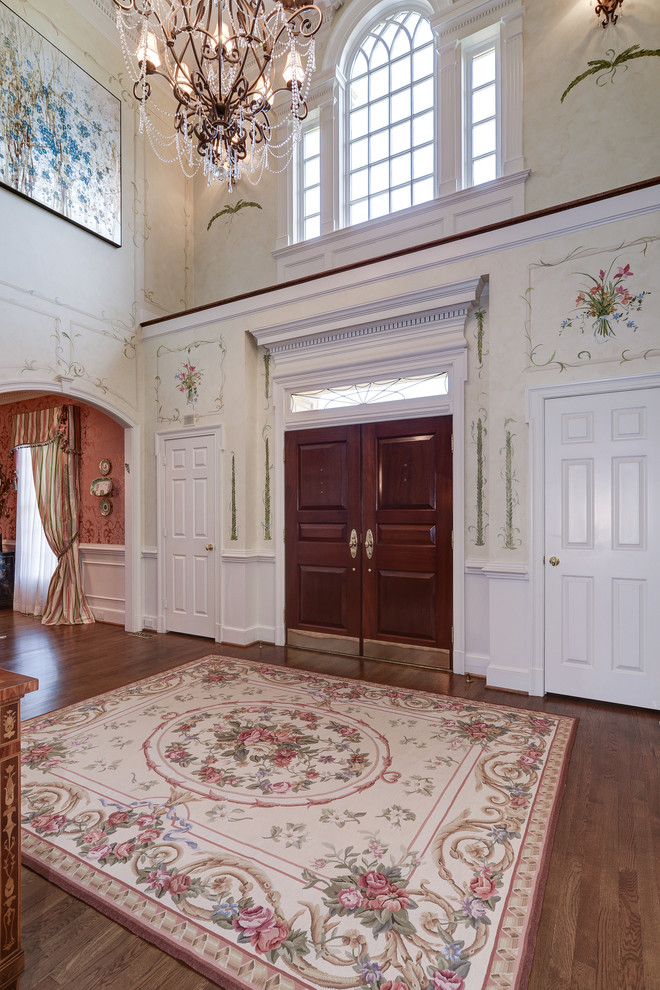 Пример оригинального дизайна: большое фойе в классическом стиле с бежевыми стенами, паркетным полом среднего тона, двустворчатой входной дверью и входной дверью из дерева среднего тона