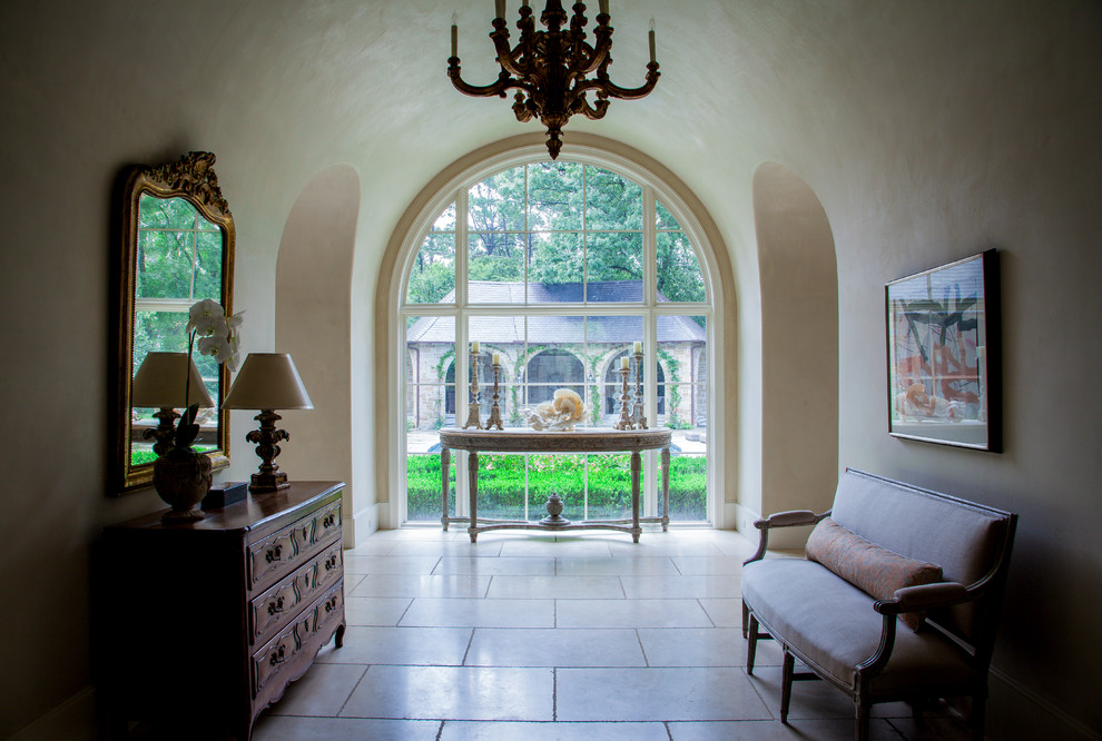 Mittelgroßer Klassischer Eingang mit Korridor, beiger Wandfarbe, Keramikboden und beigem Boden in Houston