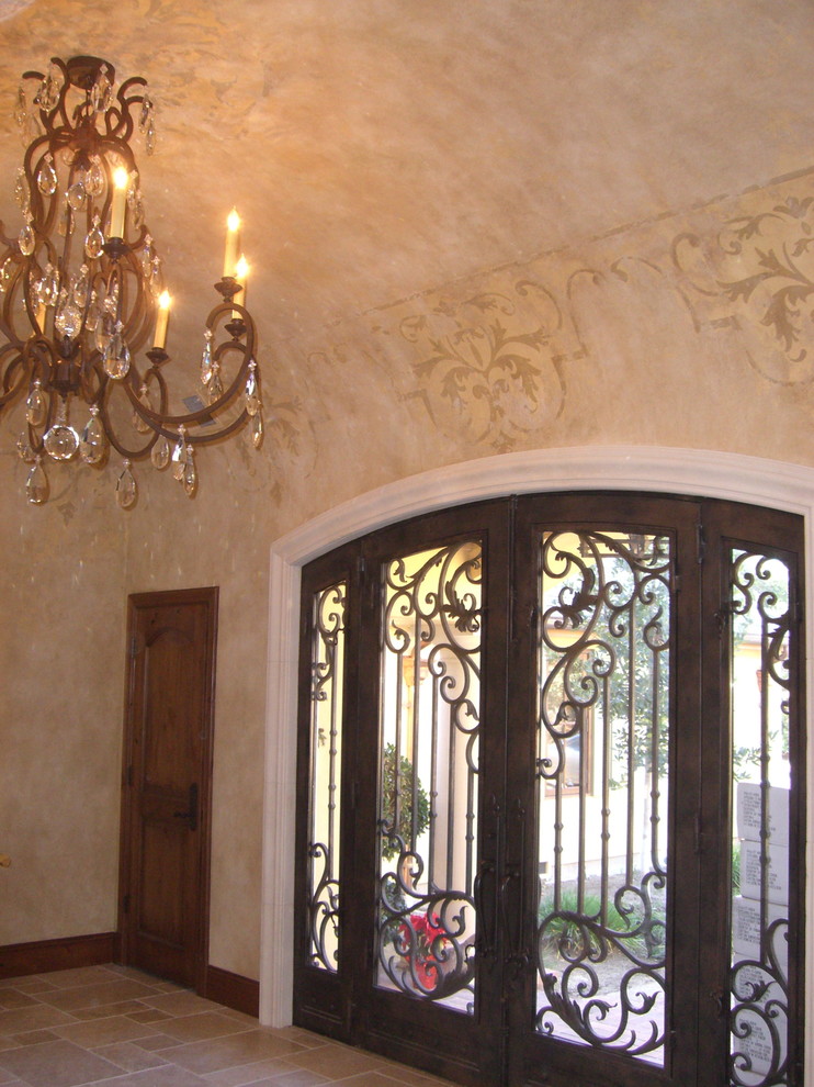 Inspiration för stora medelhavsstil foajéer, med beige väggar, kalkstensgolv, en dubbeldörr och en brun dörr