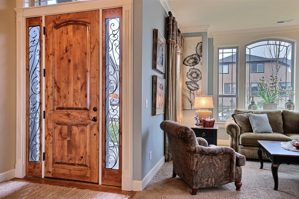 ポートランドにある高級な広いトラディショナルスタイルのおしゃれな玄関ロビー (ベージュの壁、カーペット敷き、木目調のドア) の写真