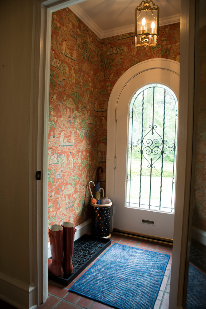 Источник вдохновения для домашнего уюта: маленькое фойе в восточном стиле с разноцветными стенами, полом из терракотовой плитки, одностворчатой входной дверью и стеклянной входной дверью для на участке и в саду