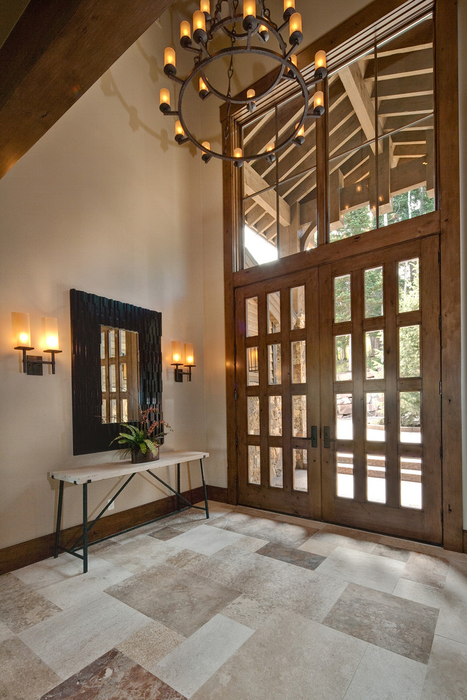 Réalisation d'une entrée tradition avec une porte double, une porte en verre et un sol en travertin.