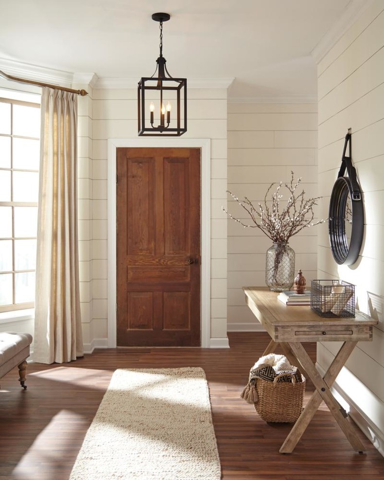 Idee per un ingresso country di medie dimensioni con pareti beige, parquet scuro, una porta singola, una porta in legno bruno e pavimento marrone