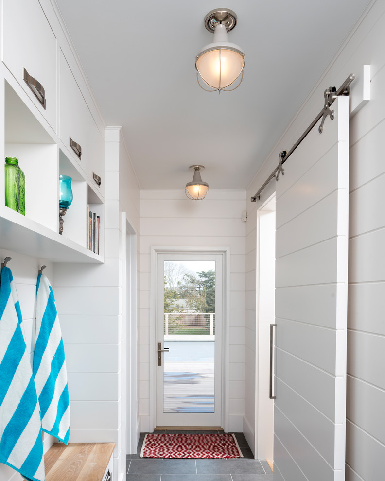 Foto di un ingresso con anticamera stile marinaro di medie dimensioni con pareti bianche, pavimento in gres porcellanato, una porta singola, una porta bianca e pavimento grigio