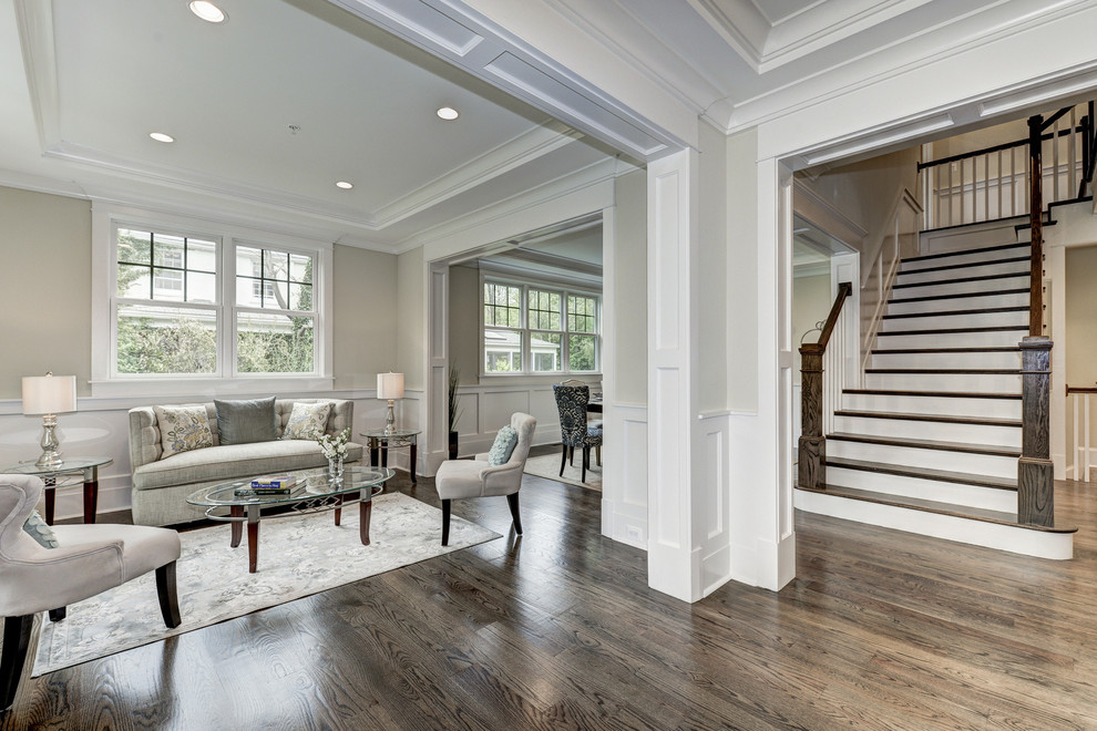 Große Klassische Haustür mit beiger Wandfarbe, braunem Holzboden, Einzeltür und hellbrauner Holzhaustür in Washington, D.C.