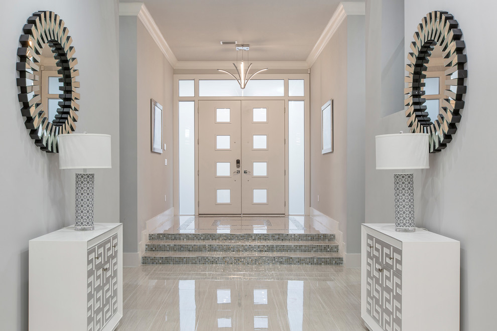 Источник вдохновения для домашнего уюта: большое фойе в современном стиле с серыми стенами, полом из керамогранита, двустворчатой входной дверью и металлической входной дверью