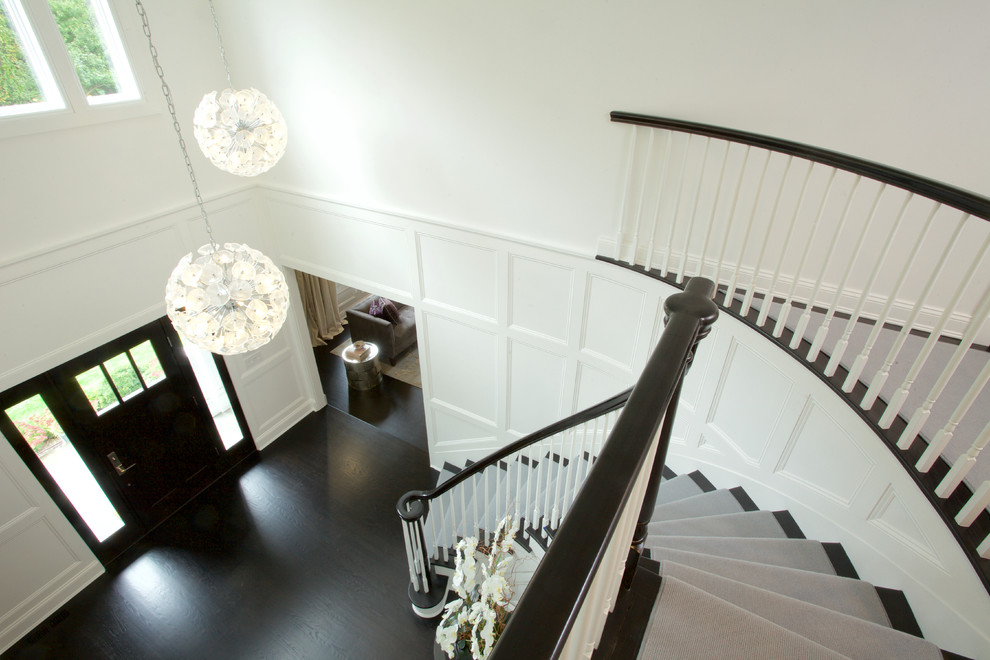 Mittelgroßes Klassisches Foyer mit weißer Wandfarbe, Einzeltür, dunkler Holzhaustür und braunem Boden in New York
