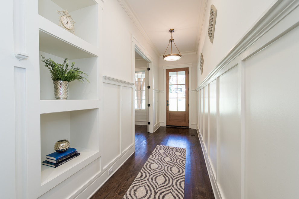 Mittelgroßes Klassisches Foyer mit weißer Wandfarbe, braunem Holzboden, Einzeltür, brauner Haustür und braunem Boden in Charlotte