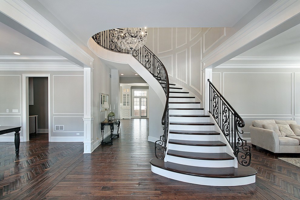 Example of a classic entryway design in Miami
