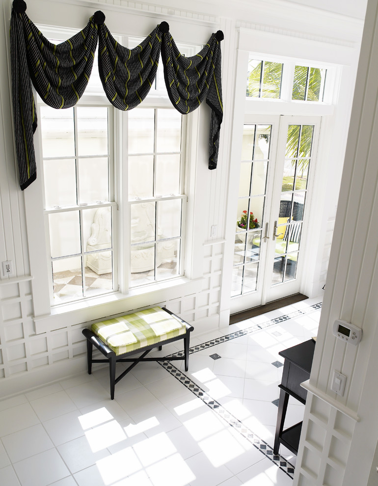 Idéer för mellanstora funkis foajéer, med vita väggar, klinkergolv i keramik, en enkeldörr, en svart dörr och vitt golv