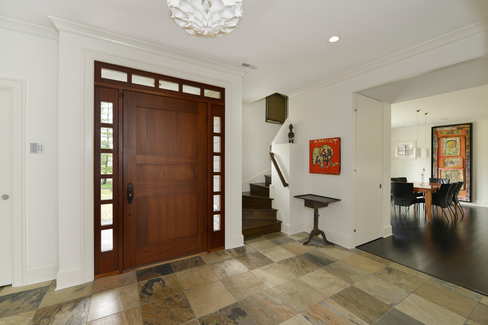 Imagen de puerta principal contemporánea con paredes blancas, suelo de pizarra, puerta simple, puerta de madera en tonos medios y suelo beige