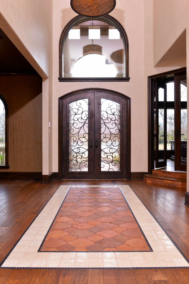 Geräumiges Klassisches Foyer mit beiger Wandfarbe und Terrakottaboden in Houston