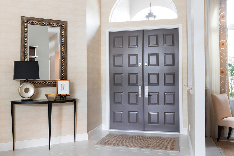 Idee per un piccolo ingresso tradizionale con pareti con effetto metallico, pavimento in gres porcellanato, una porta a due ante, una porta marrone e pavimento bianco