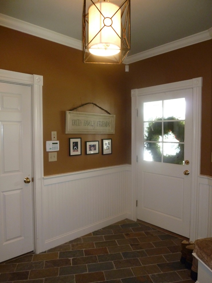 Idéer för mellanstora vintage kapprum, med bruna väggar, skiffergolv, en enkeldörr och en vit dörr