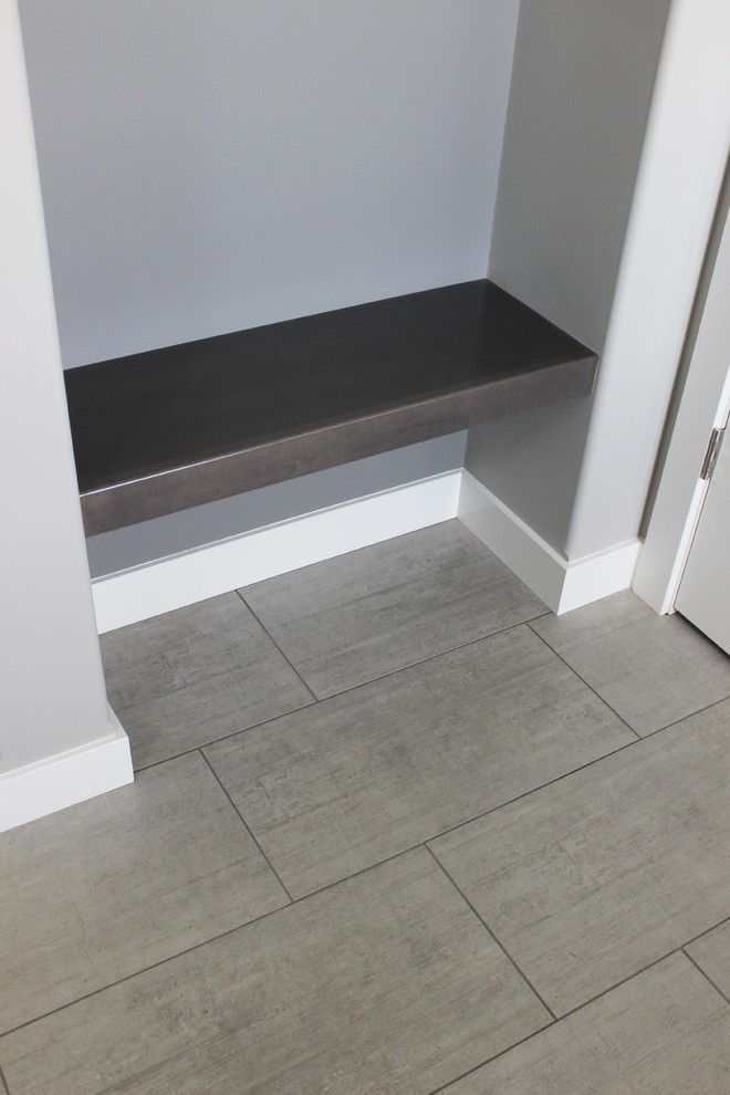 Aménagement d'une petite porte d'entrée classique avec un mur gris, une porte simple, une porte blanche, un sol en vinyl et un sol gris.
