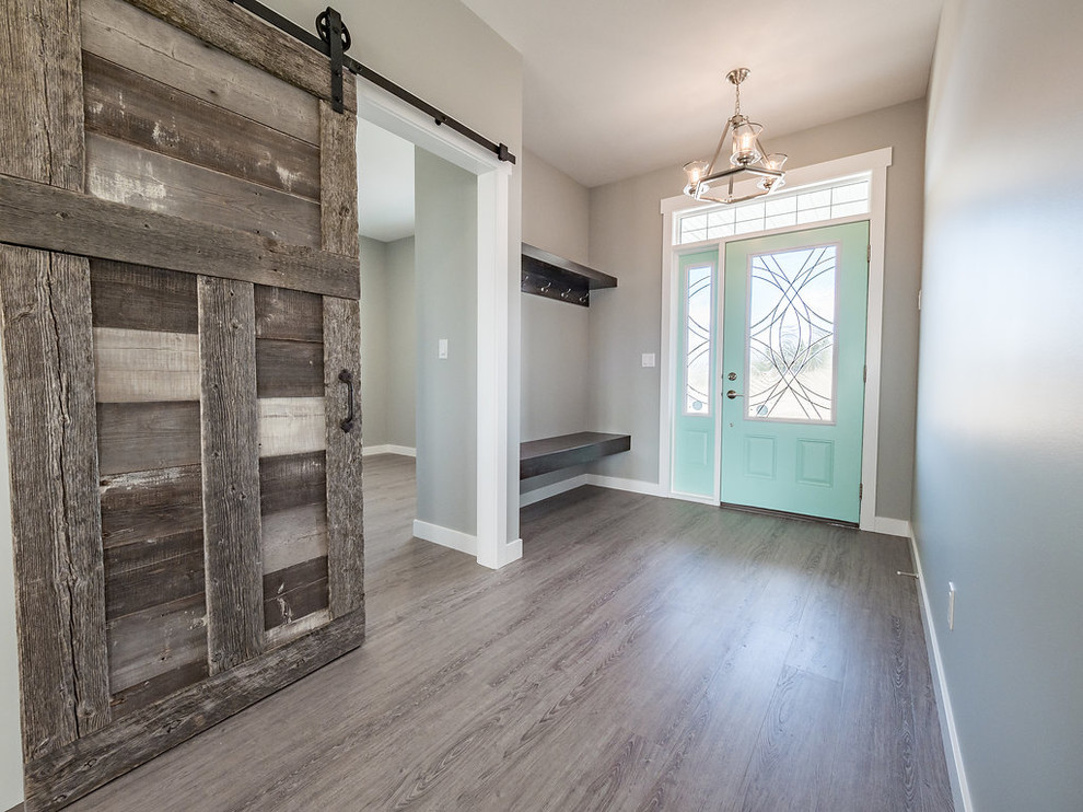 Mittelgroße Shabby-Look Haustür mit grauer Wandfarbe, Vinylboden, Einzeltür, grüner Haustür und grauem Boden in Edmonton
