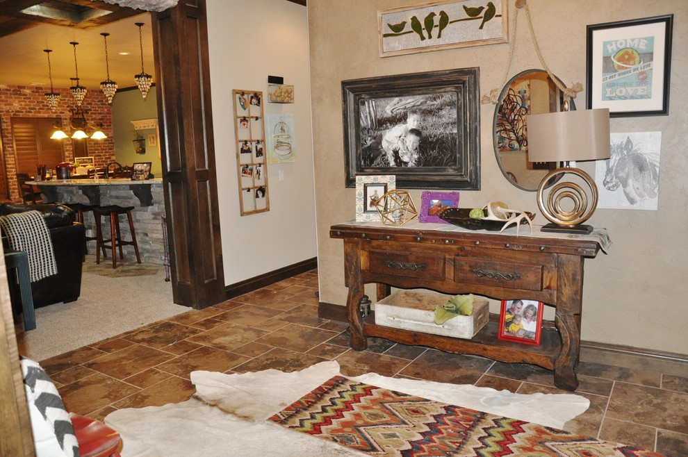 Mittelgroßes Rustikales Foyer mit beiger Wandfarbe, Keramikboden, Einzeltür und dunkler Holzhaustür in Oklahoma City