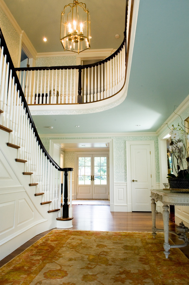 Klassisches Foyer mit Doppeltür und weißer Haustür in Washington, D.C.