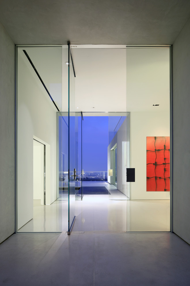 Geräumige Moderne Haustür mit weißer Wandfarbe, Marmorboden, Drehtür und Haustür aus Glas in Los Angeles