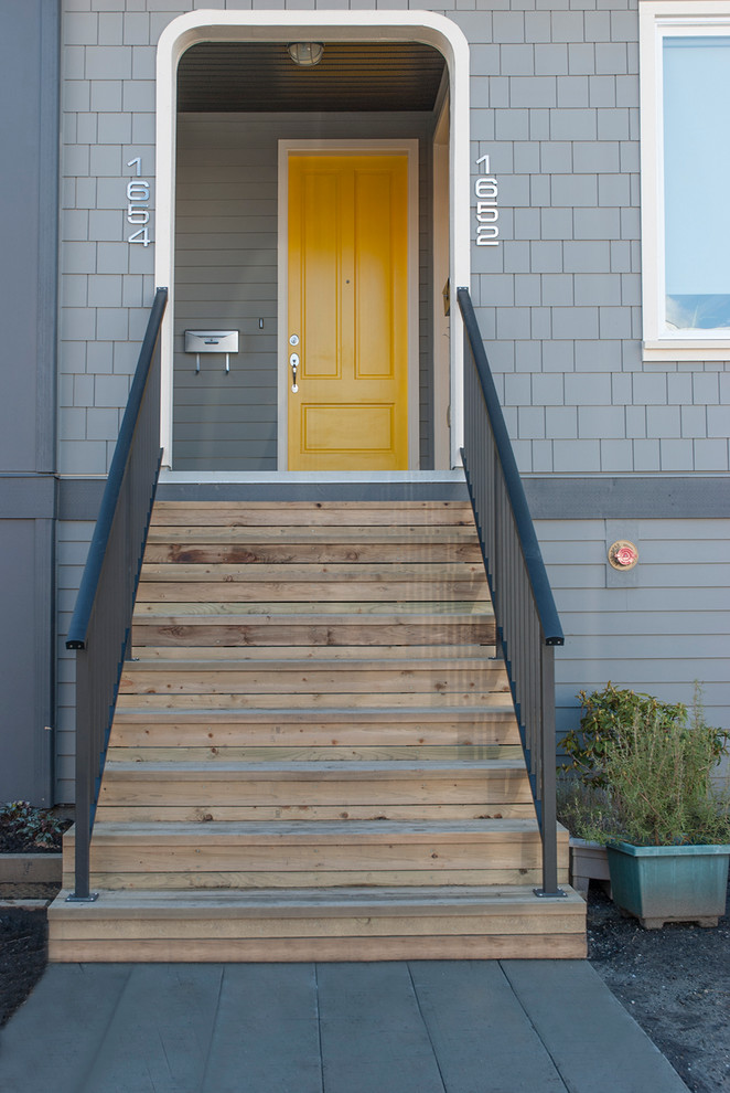 На фото: маленькая входная дверь в современном стиле с одностворчатой входной дверью и желтой входной дверью для на участке и в саду