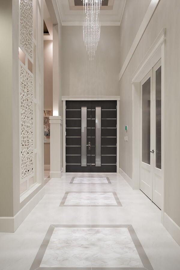 Imagen de puerta principal contemporánea grande con paredes grises, suelo de mármol, puerta doble y puerta marrón
