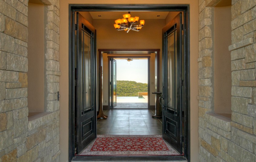 Große Klassische Haustür mit beiger Wandfarbe, schwarzer Haustür und Doppeltür in Austin