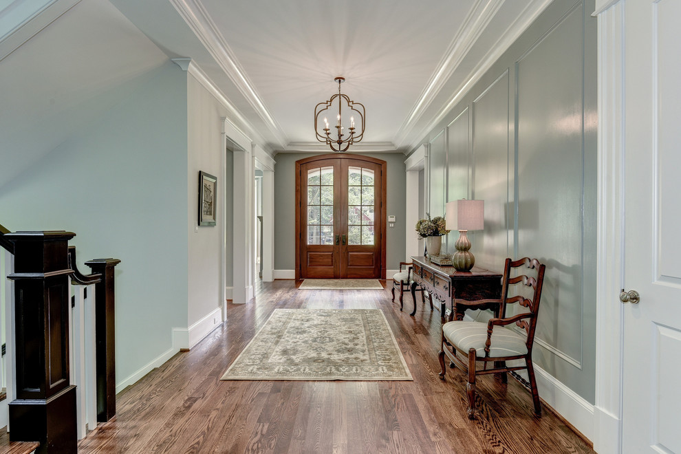 ワシントンD.C.にあるお手頃価格の中くらいなトランジショナルスタイルのおしゃれな玄関ロビー (グレーの壁、濃色無垢フローリング、濃色木目調のドア、茶色い床) の写真