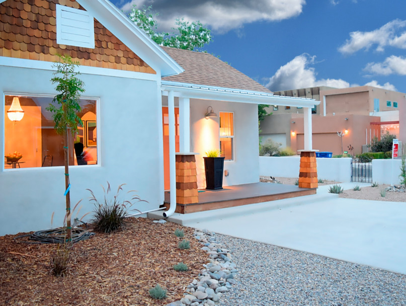 Источник вдохновения для домашнего уюта: прихожая среднего размера в стиле кантри с серыми стенами, паркетным полом среднего тона, одностворчатой входной дверью, оранжевой входной дверью и разноцветным полом