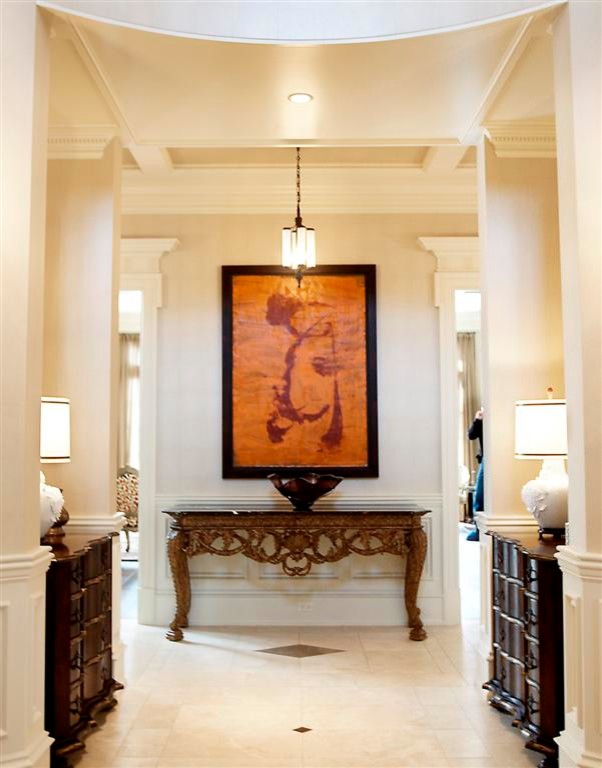 Foto de entrada tradicional grande con paredes beige y suelo de baldosas de cerámica