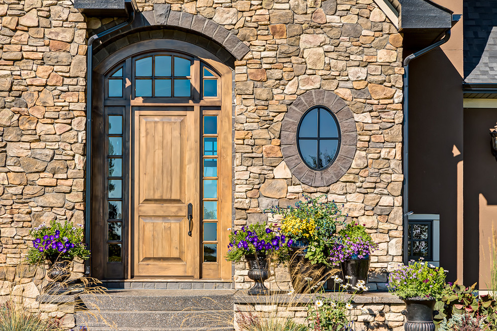 Exemple d'une porte d'entrée avec une porte simple et une porte en bois brun.