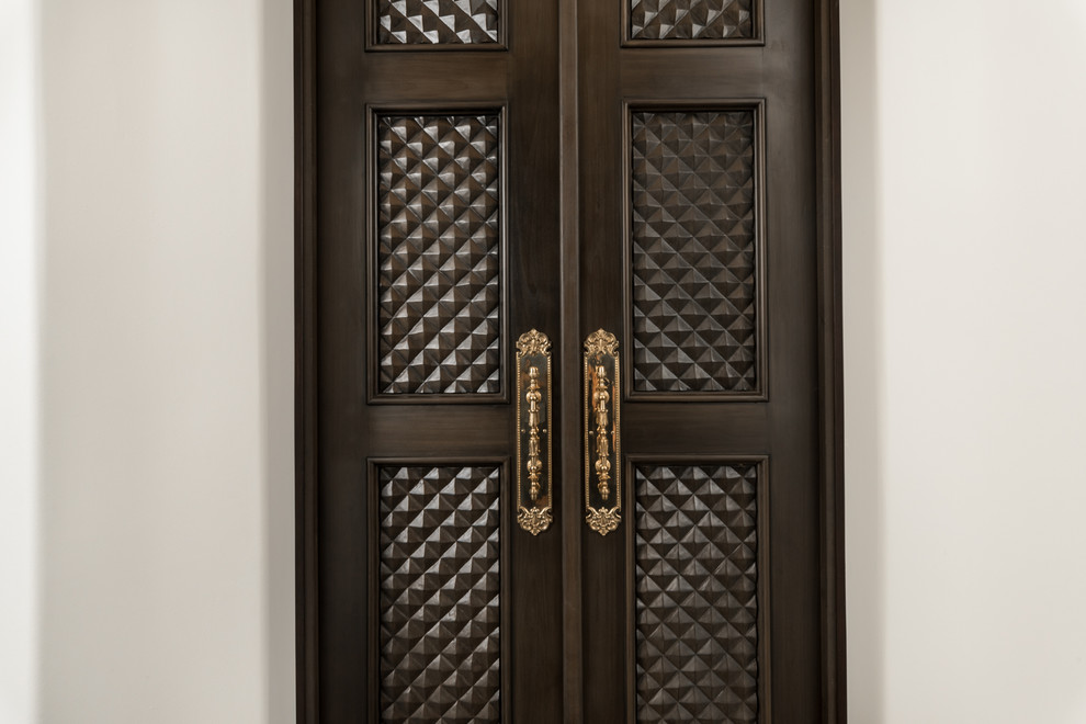 Imagen de puerta principal romántica extra grande con paredes marrones, suelo de madera oscura, puerta doble, puerta marrón y suelo marrón