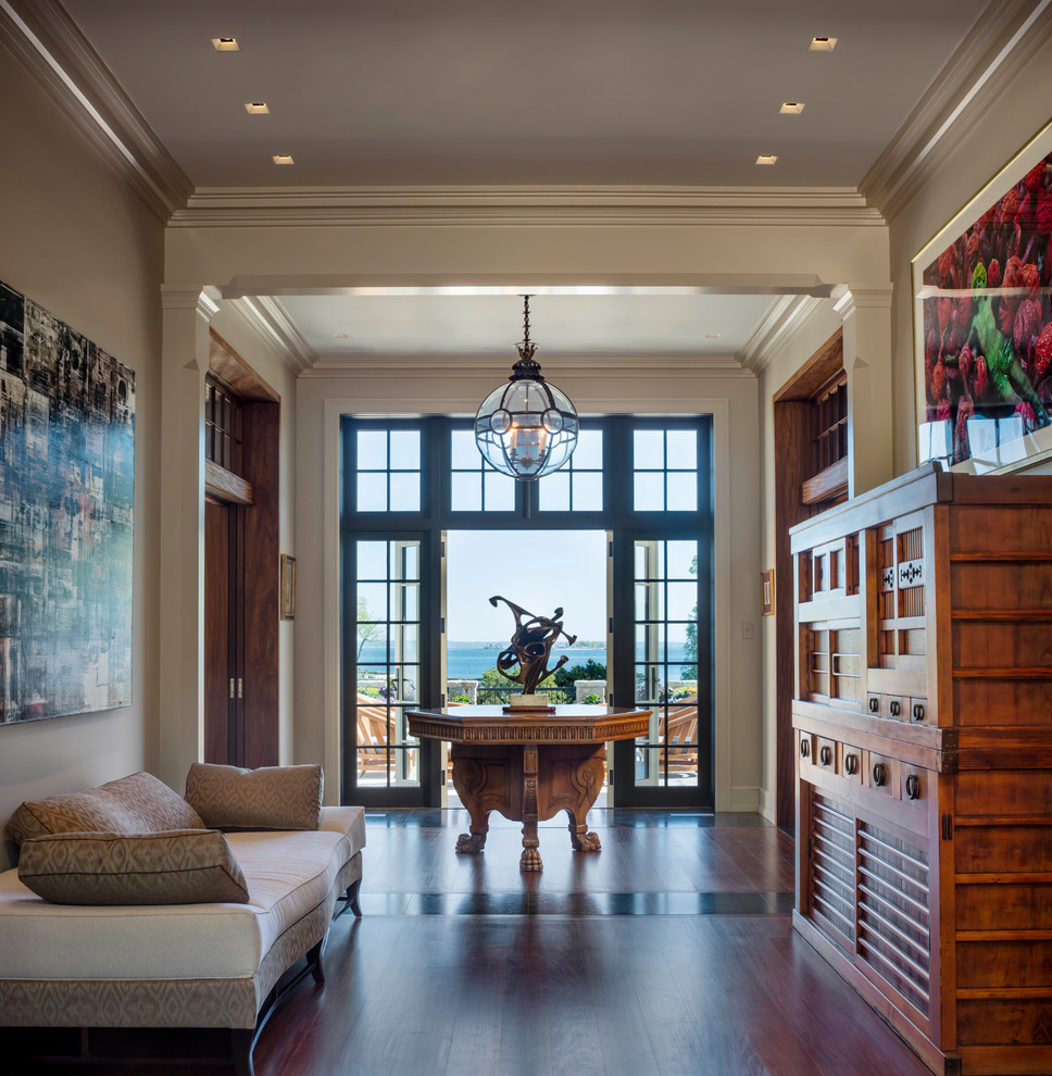 Klassisches Foyer mit beiger Wandfarbe, braunem Holzboden und braunem Boden in New York