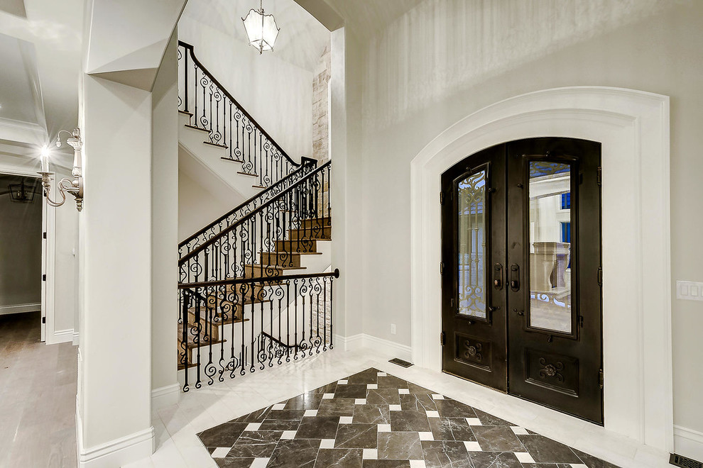 デンバーにある中くらいなシャビーシック調のおしゃれな玄関ロビー (白い壁、セラミックタイルの床、ガラスドア、マルチカラーの床) の写真