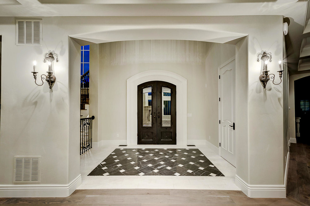 Свежая идея для дизайна: фойе среднего размера с белыми стенами, полом из керамической плитки, двустворчатой входной дверью, стеклянной входной дверью и разноцветным полом - отличное фото интерьера