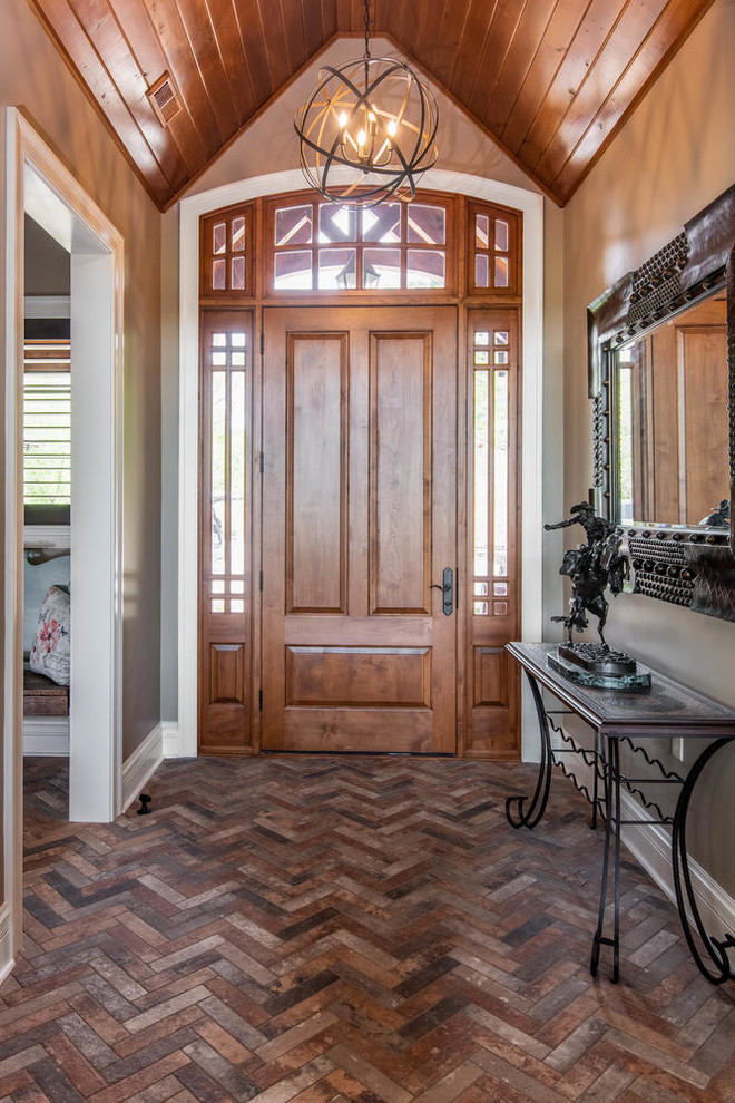 他の地域にある高級な中くらいなラスティックスタイルのおしゃれな玄関ドア (ベージュの壁、磁器タイルの床、濃色木目調のドア、茶色い床) の写真