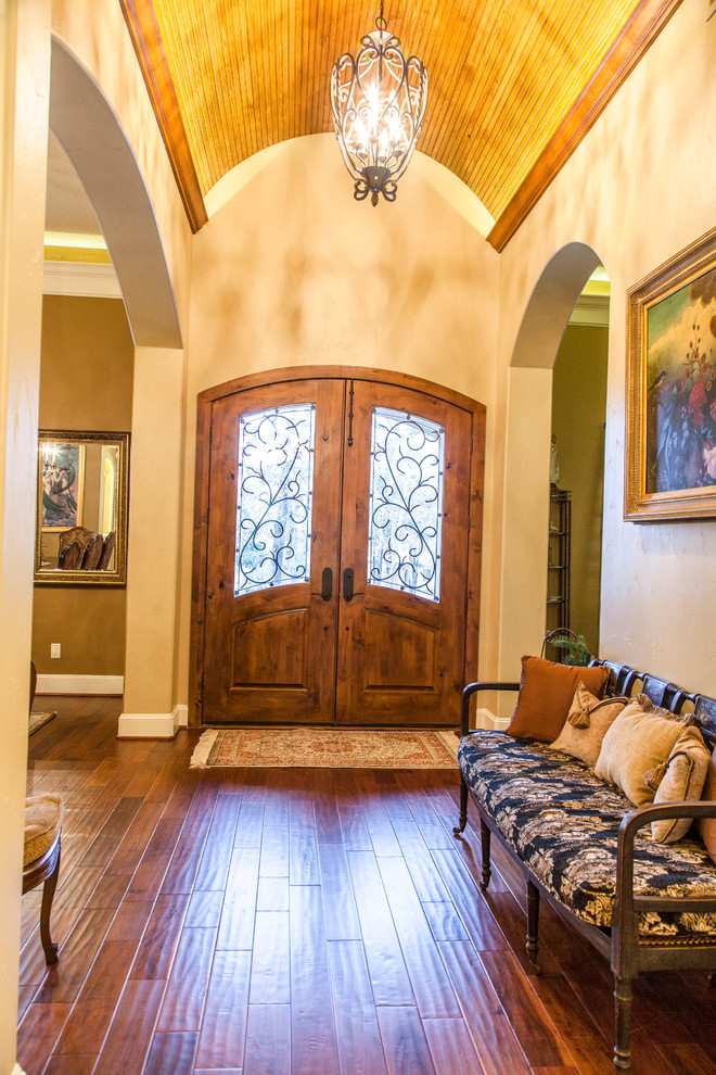 Foyer mit braunem Holzboden, Doppeltür und hellbrauner Holzhaustür in Houston