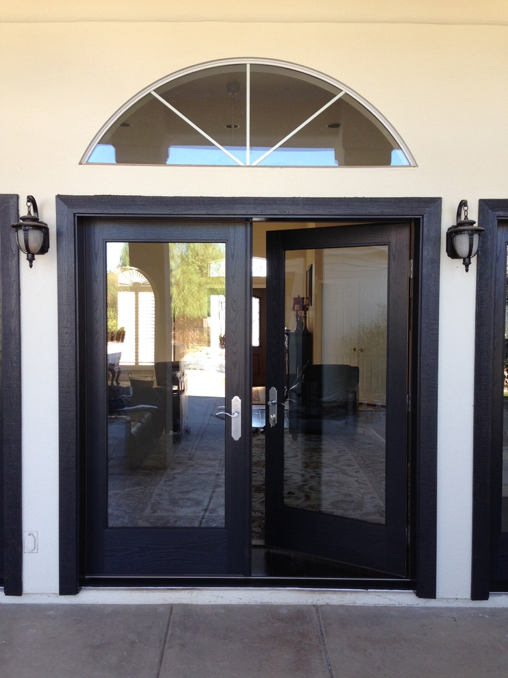 Идея дизайна: входная дверь среднего размера в стиле фьюжн с белыми стенами, бетонным полом, двустворчатой входной дверью и стеклянной входной дверью