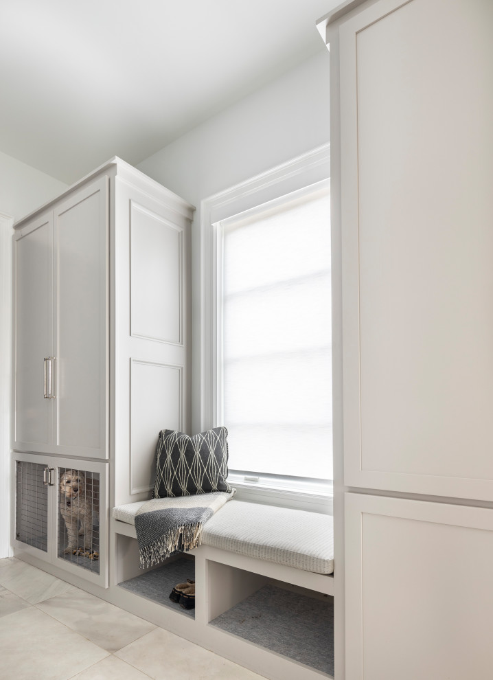 Modelo de vestíbulo posterior extra grande con paredes blancas, puerta simple, puerta de madera oscura, suelo de baldosas de porcelana y suelo gris