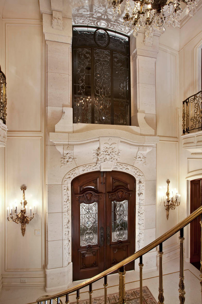 Идея дизайна: фойе среднего размера в классическом стиле с бежевыми стенами, двустворчатой входной дверью, полом из известняка и коричневой входной дверью