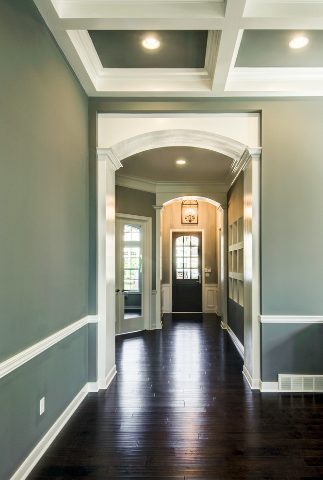 Стильный дизайн: фойе среднего размера в классическом стиле с серыми стенами, темным паркетным полом, одностворчатой входной дверью и входной дверью из темного дерева - последний тренд