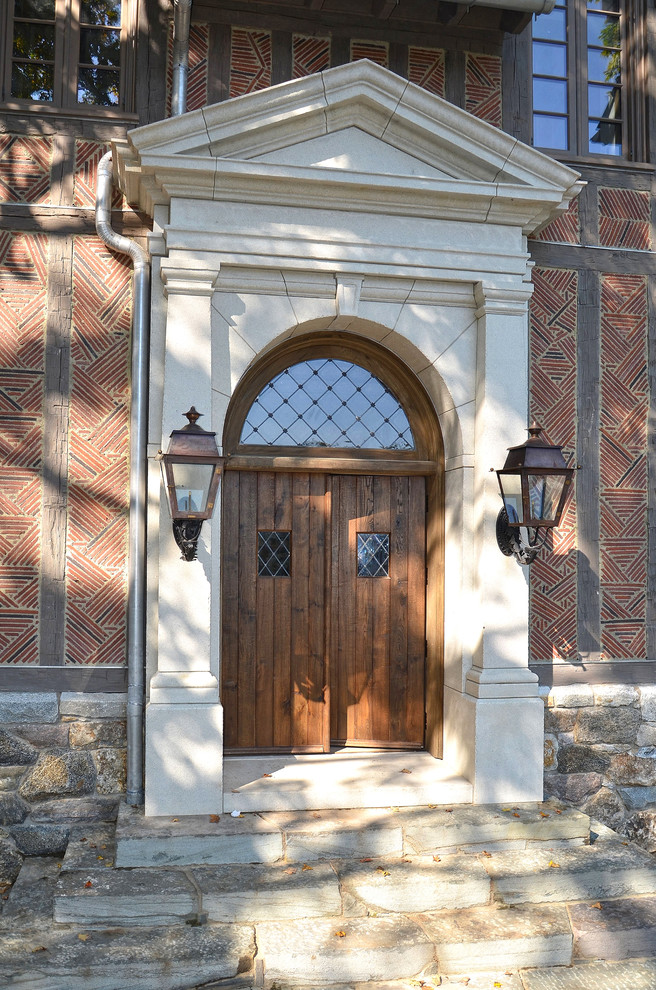 Immagine di una porta d'ingresso chic con pareti rosse, una porta a due ante e una porta in legno bruno