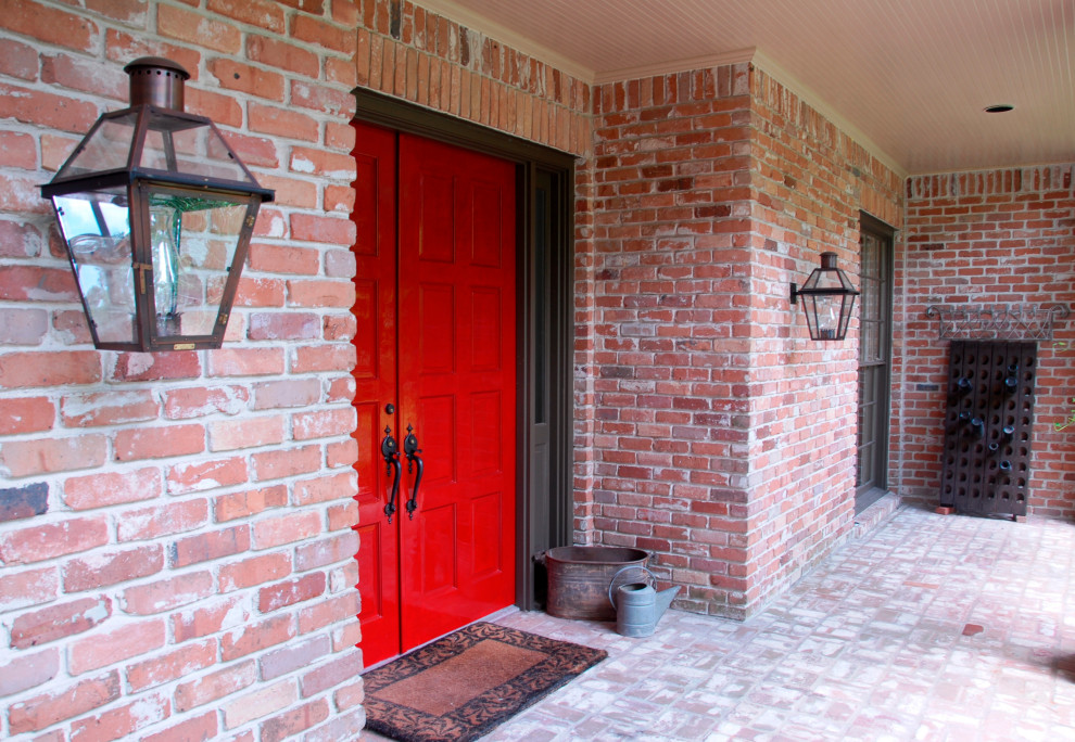 Foto på en mellanstor vintage ingång och ytterdörr, med en enkeldörr och en röd dörr