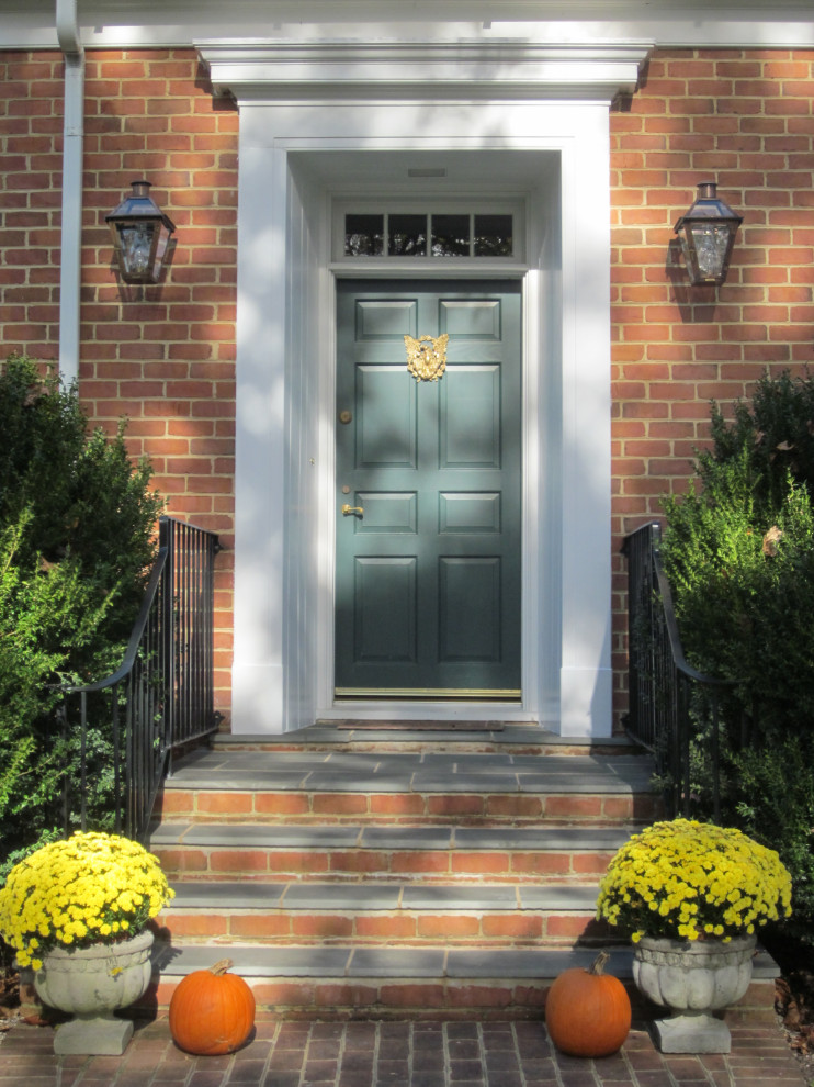 Стильный дизайн: маленькая входная дверь в классическом стиле с коричневыми стенами, полом из сланца, одностворчатой входной дверью, зеленой входной дверью и серым полом для на участке и в саду - последний тренд