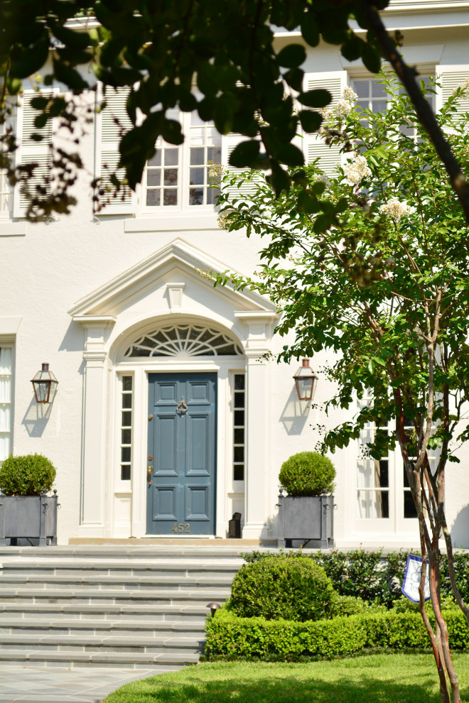 На фото: входная дверь в классическом стиле с белыми стенами, одностворчатой входной дверью и синей входной дверью