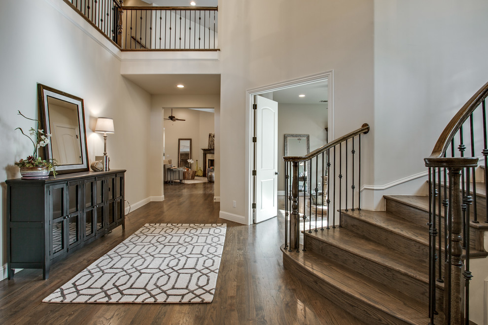 Mittelgroßes Klassisches Foyer mit beiger Wandfarbe, braunem Holzboden, Einzeltür und dunkler Holzhaustür in Dallas