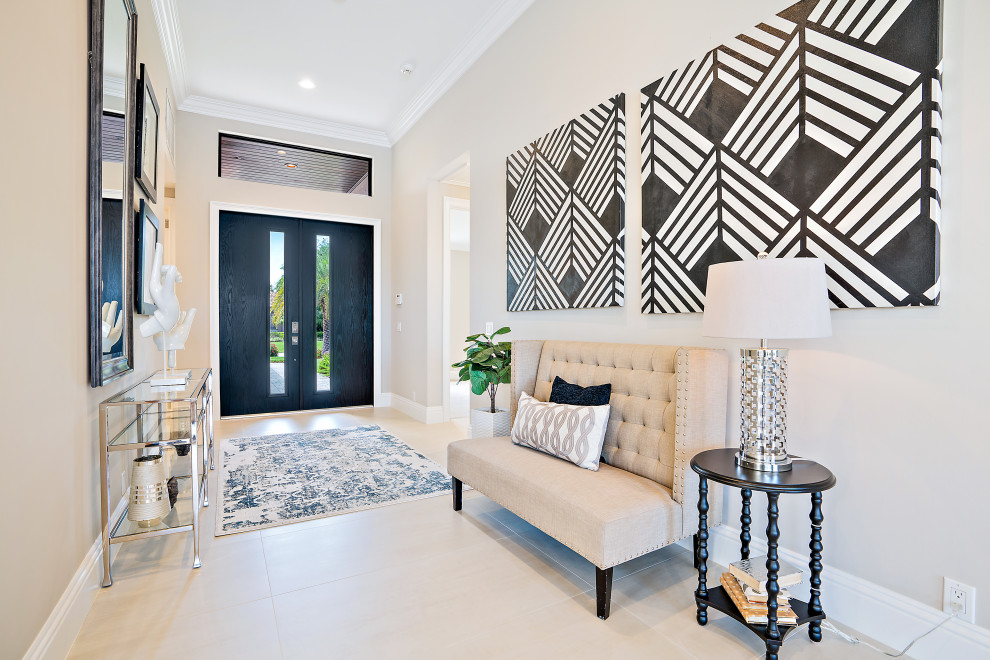 Klassisches Foyer mit grauer Wandfarbe, Doppeltür, dunkler Holzhaustür und beigem Boden in Miami