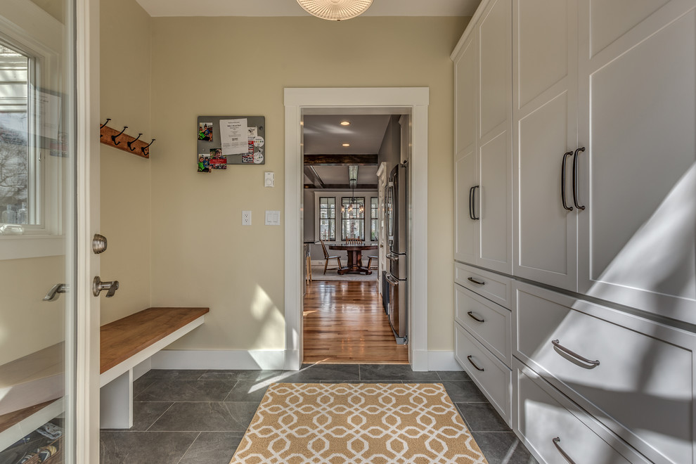 Mittelgroßer Country Eingang mit Stauraum, beiger Wandfarbe, Schieferboden, Einzeltür, weißer Haustür und grauem Boden in Boston