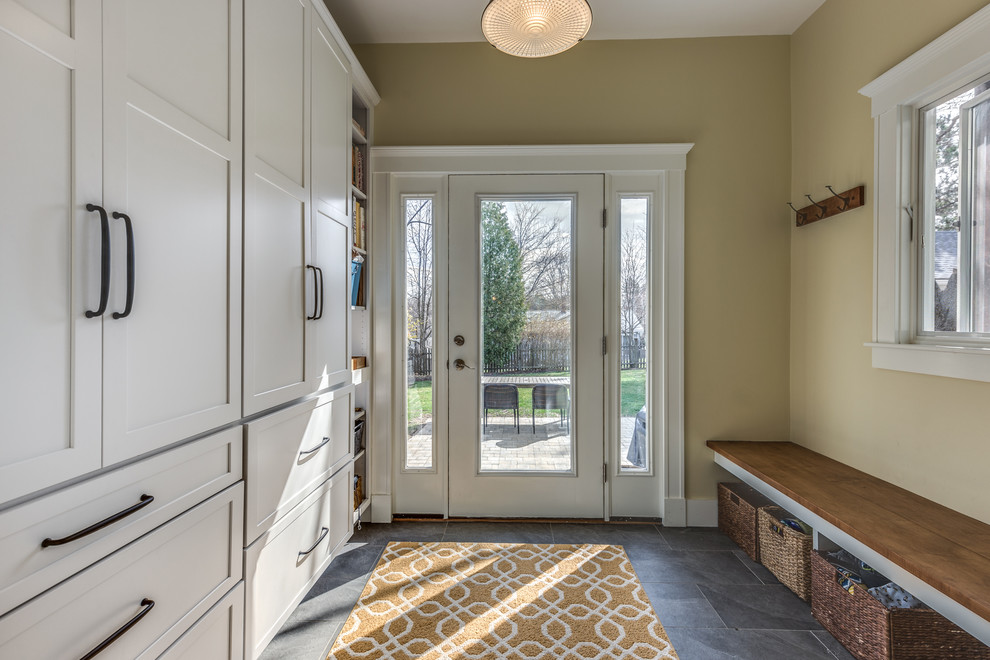 Foto de vestíbulo posterior campestre de tamaño medio con paredes beige, suelo de pizarra, puerta simple, puerta blanca y suelo gris
